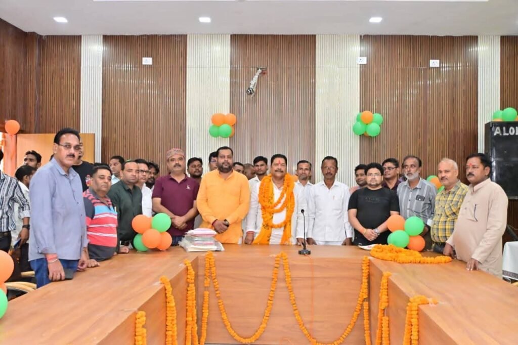 बदायूं के दातागंज नगर पालिका में ₹61.21 लाख की लागत से बने आधुनिक मीटिंग हॉल और अतिथि कक्ष के लोकार्पण कार्यक्रम में विधायक राजीव कुमार सिंह ‘बब्बू भैया’