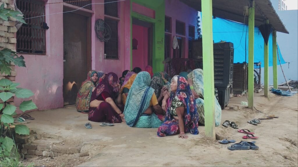 मृतक प्रेमवीर सिंह के के बाहर बैठे परिजन