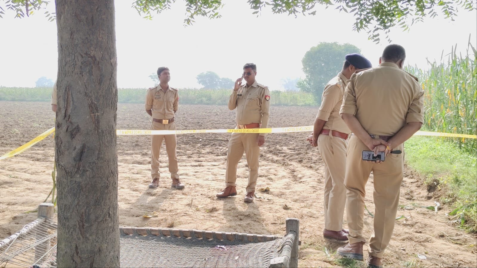 फतेहाबाद के कछपुरा गांव में खेत पर हत्या की घटना के बाद घटनास्थल की जांच करती पुलिस और फोरेंसिक टीम।