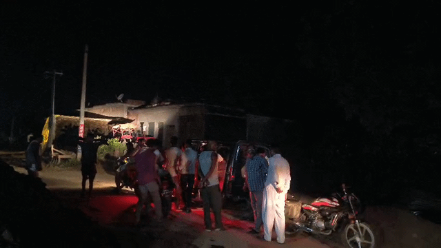 जालौन के पहाड़गांव चौकी क्षेत्र में दंपती से लूट की घटना के बाद जांच करती पुलिस।