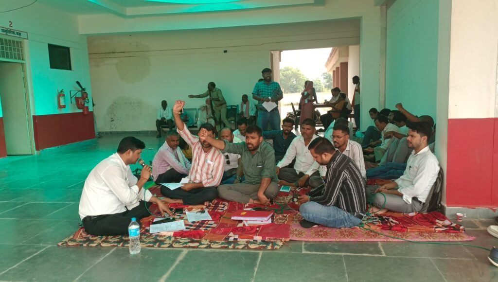 मिहींपुरवा तहसील में मांगों को लेकर धरना-प्रदर्शन करते लेखपाल संघ के पदाधिकारी और सदस्य