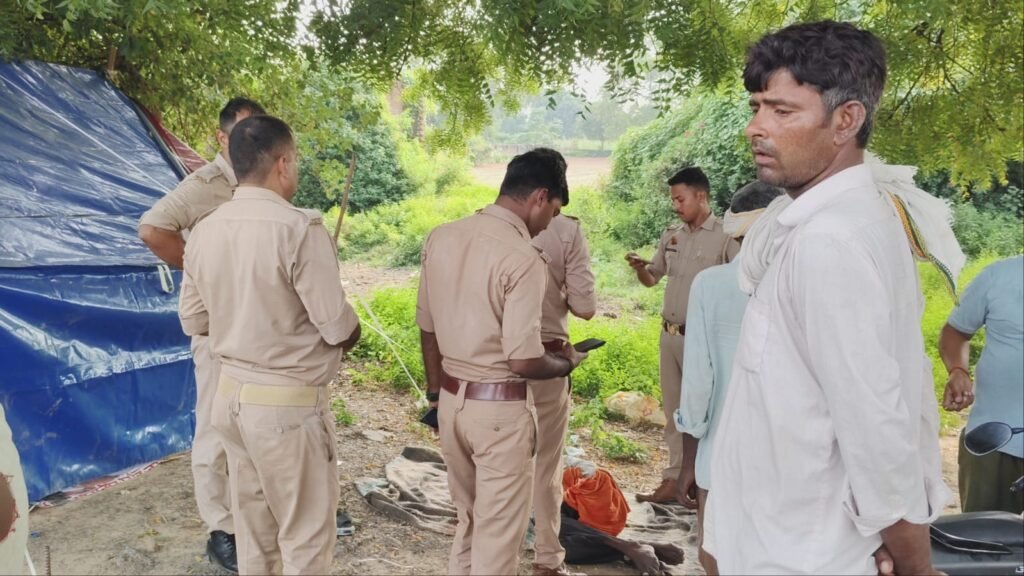 फतेहाबाद के बाबा की तिबारियां गांव के पास सड़क किनारे वृद्ध का शव मिलने के बाद मौके पर मौजूद पुलिस।