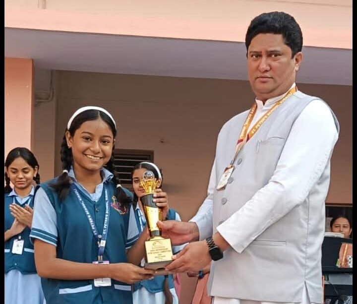 रेनबो सीजन-7 गायन प्रतियोगिता में प्रथम स्थान हासिल करने वाली फतेहपुर सीकरी की छात्रा आलिया सम्मान समारोह में ट्रॉफी के साथ।