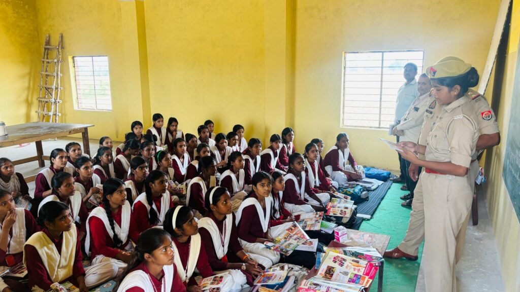 बदायूं के हजरतपुर स्थित जैतपाल अनीता देवी इंटर कॉलेज में मिशन शक्ति फेज-6.0 के तहत महिलाओं और बालिकाओं को जागरूक करती पुलिस टीम।