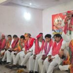 फतेहाबाद में सपा की पीडीए जन चौपाल, गुर्जर समाज को जोड़ने पर जोर भलोखरा गांव में आयोजित पीडीए जन चौपाल में मौजूद सपा पदाधिकारी और कार्यकर्ता