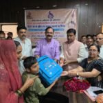 फतेहाबाद में सेवा संकल्प अभियान, दिव्यांगों को बांटे सहायक उपकरण सांसद राजकुमार चाहर दिव्यांग लाभार्थियों को सहायक उपकरण वितरित करते हुए