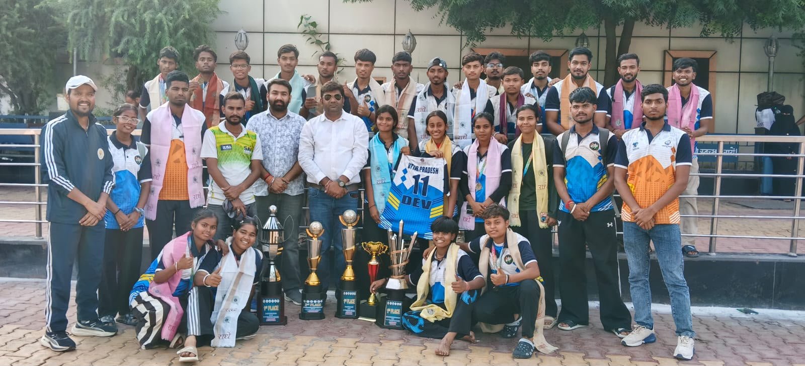 तिरुपति से लौटी यूपी डायमंड बॉल टीम का आगरा कैंट पर भव्य स्वागत