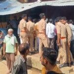 मौके पर परिजनों से बातचीत करते पुलिस अधिकारी