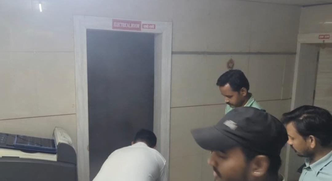 जालौन जिला अस्पताल की सिटी स्कैन यूनिट में बैटरी फाल्ट से लगी आग