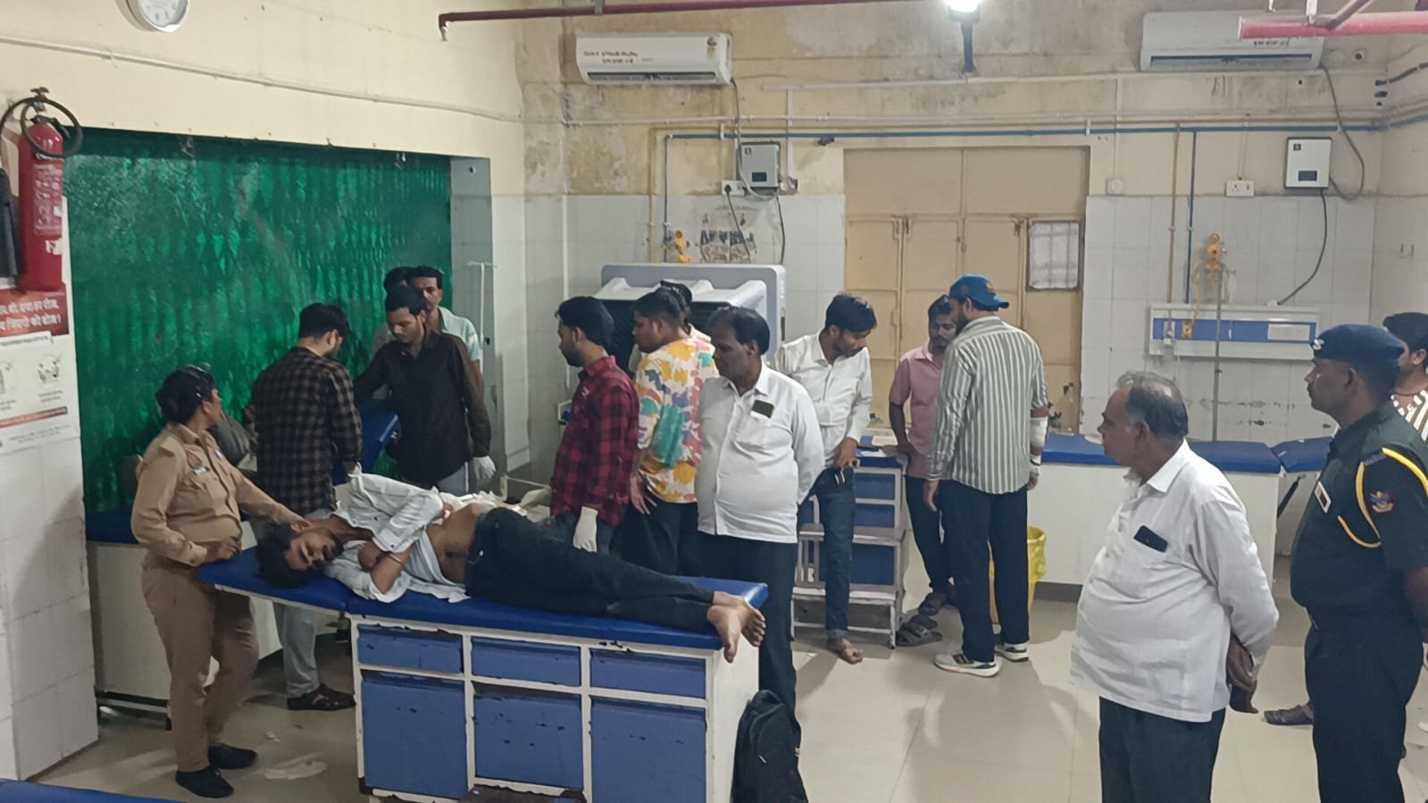 उरई स्टेशन रोड पर छात्रों के गुटों में मारपीट, चाकू लगने से दो घायल