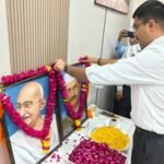 आगरा कलेक्ट्रेट में गांधी और शास्त्री के चित्रों पर माल्यार्पण करते डीएम मनीष बंसल