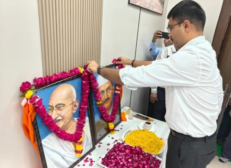 आगरा कलेक्ट्रेट में गूंजा ‘रघुपति राघव राजा राम’, गांधी-शास्त्री को नमन