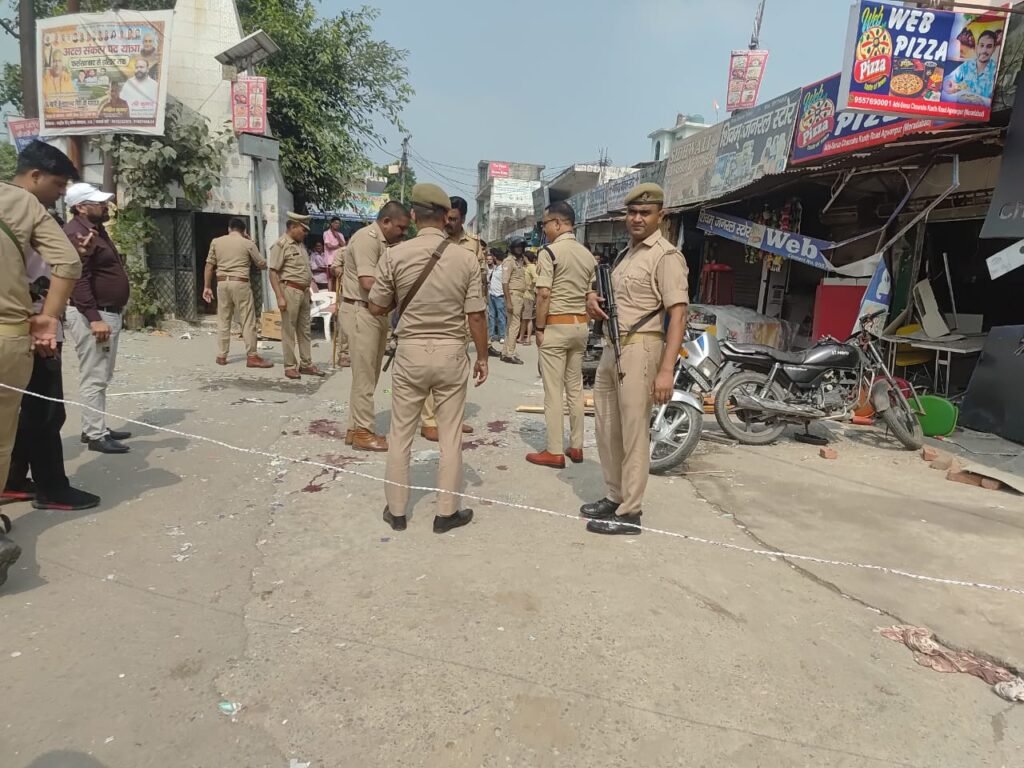मुरादाबाद के अगवानपुर स्थित पिज्जा शॉप में मशीन फटने के बाद घटनास्थल का दृश्य।