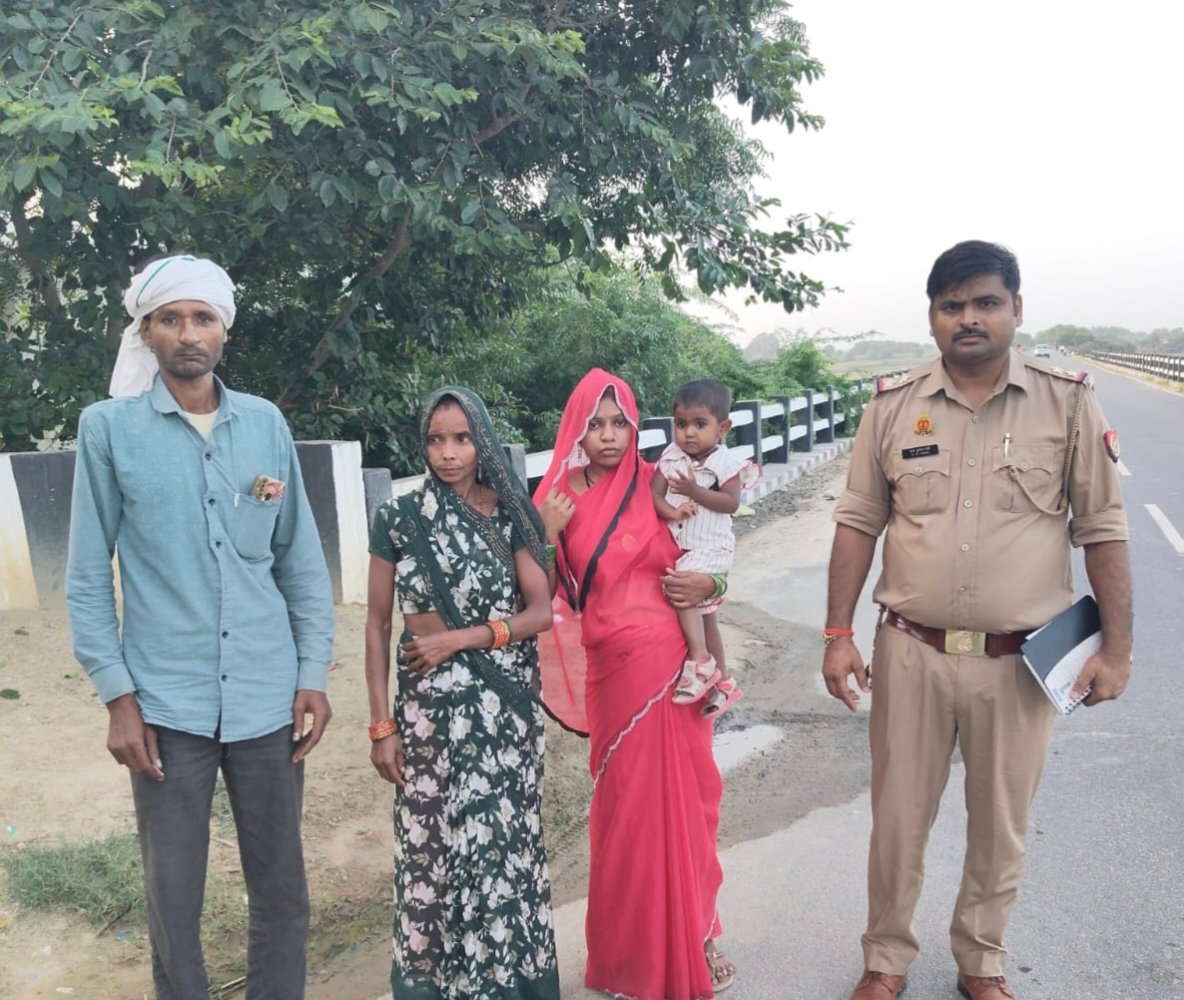 महिला और बच्चे को परिजनों के सुपुर्द करते पुलिसकर्मी