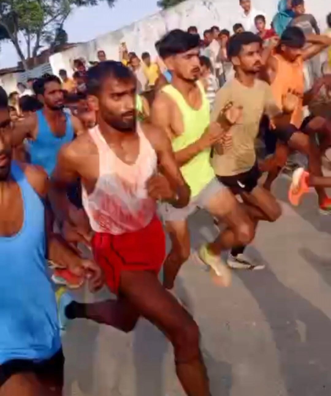 गढ़ी किशन में आयोजित दौड़ प्रतियोगिता में दौड़ते युवा प्रतिभागी