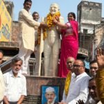फतेहाबाद में गांधी-शास्त्री जयंती पर हुआ माल्यार्पण, टोल प्लाजा पर भी कार्यक्रम गांधी चौक पर महात्मा गांधी और लाल बहादुर शास्त्री के चित्रों पर माल्यार्पण