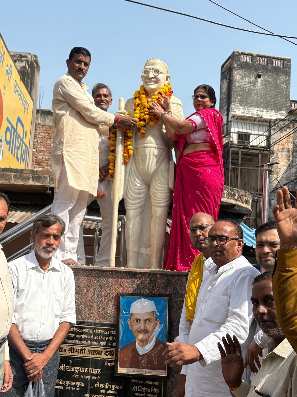 गांधी चौक पर महात्मा गांधी और लाल बहादुर शास्त्री के चित्रों पर माल्यार्पण