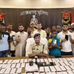 आजमगढ़ पुलिस ने 61 लाख के 265 मोबाइल बरामद कर मालिकों को सौंपा रिजर्व पुलिस लाइन में मोबाइल फोन उनके स्वामियों को सौंपते पुलिस अधिकारी
