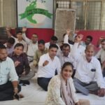संपूर्ण समाधान दिवस के बहिष्कार के दौरान मौजूद लेखपाल संघ के सदस्य