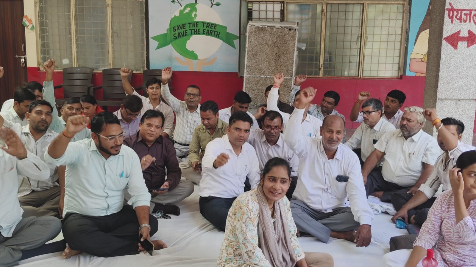 संपूर्ण समाधान दिवस के बहिष्कार के दौरान मौजूद लेखपाल संघ के सदस्य
