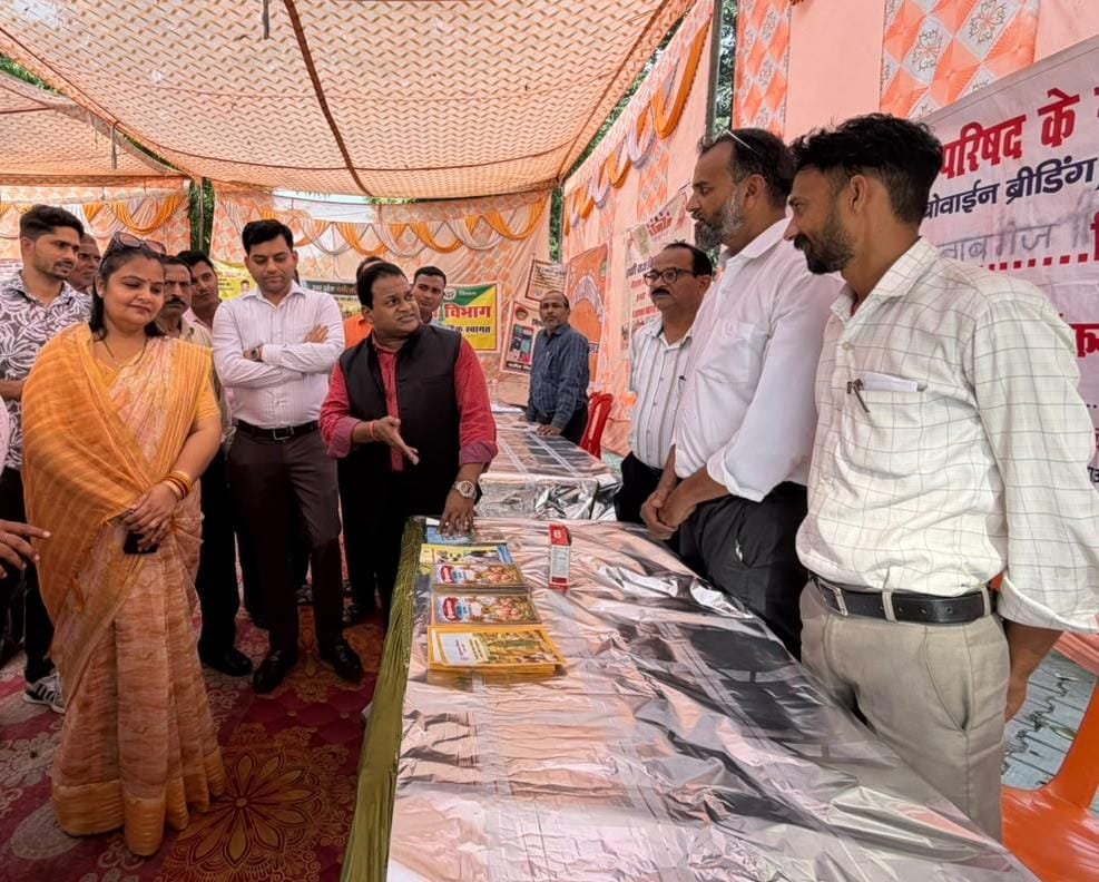 नवाबगंज विकासखंड परिसर में आयोजित सेवा सेतु कार्यक्रम में सरकारी योजनाओं की जानकारी लेते ग्रामीण।