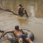 कैलाश नदी पार कर लाइनमैन ओमपाल ने बहाल की 11 हजार वोल्ट की बिजली सप्लाई कैलाश नदी पार कर बिजली लाइन का फॉल्ट ठीक करते लाइनमैन ओमपाल।