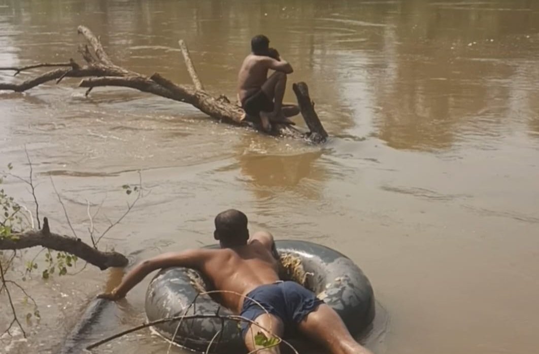 कैलाश नदी पार कर बिजली लाइन का फॉल्ट ठीक करते लाइनमैन ओमपाल।
