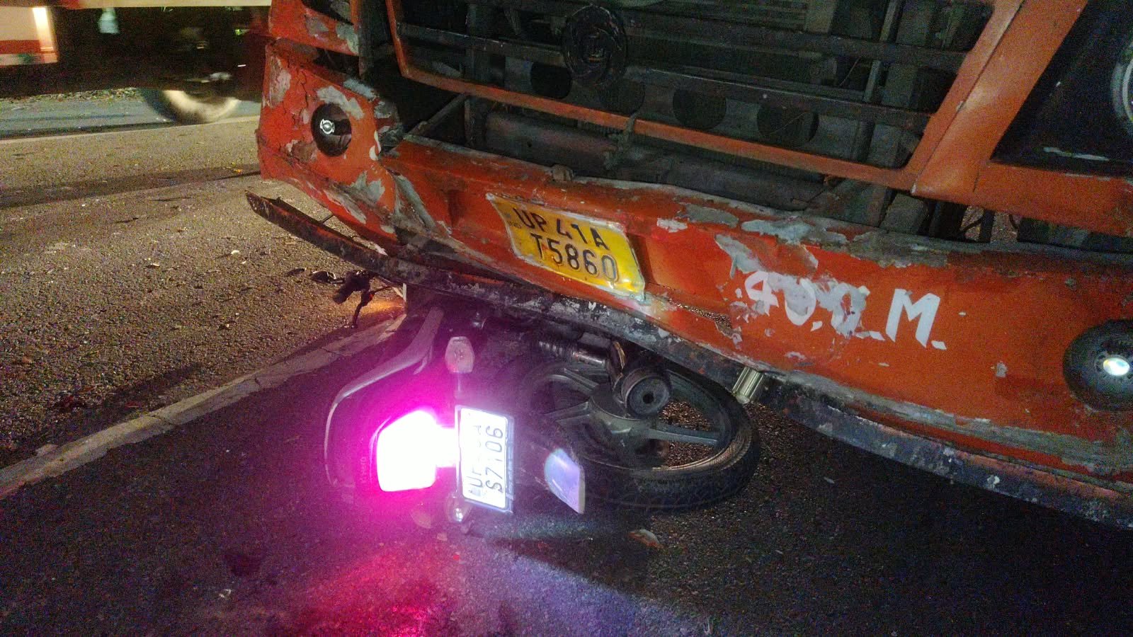 कैसरगंज में बस-बाइक की जोरदार भिड़ंत, युवक की मौके पर मौत
