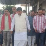 15 नवंबर को आगरा में सपा का दलित महासम्मेलन, रामजीलाल सुमन ने फतेहाबाद में किया जनसंपर्क फतेहाबाद में दलित महासम्मेलन को लेकर जनसंपर्क करते सपा के राष्ट्रीय महासचिव रामजीलाल सुमन और कार्यकर्ता।