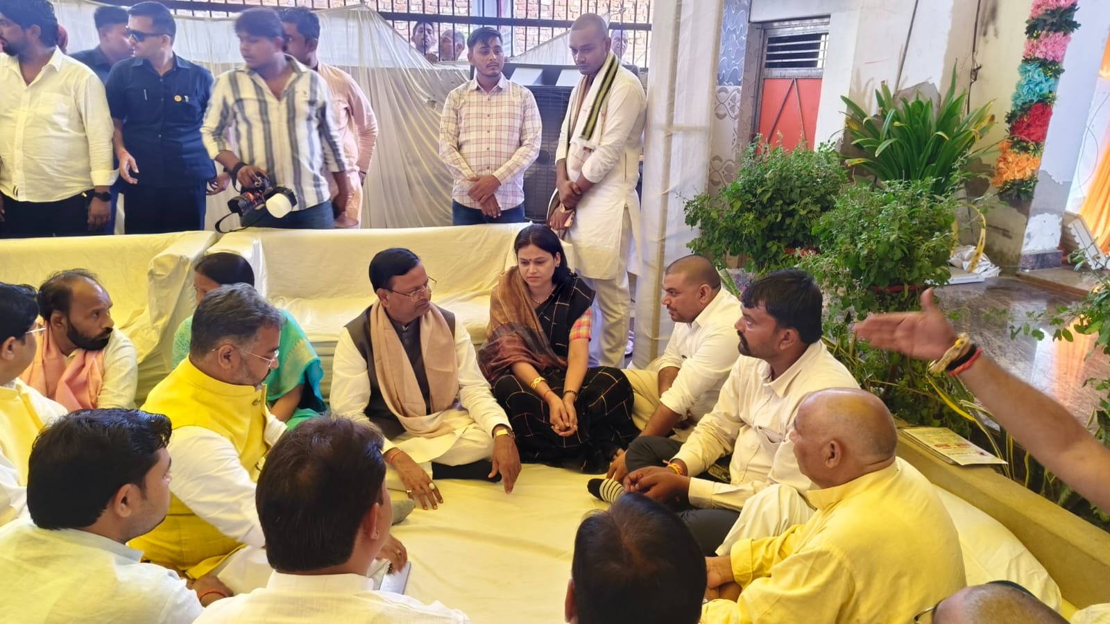 नगला देवहंस में दिवंगत विधायक छोटेलाल वर्मा के परिवार से मुलाकात करते भाजपा प्रदेश अध्यक्ष पंकज चौधरी।