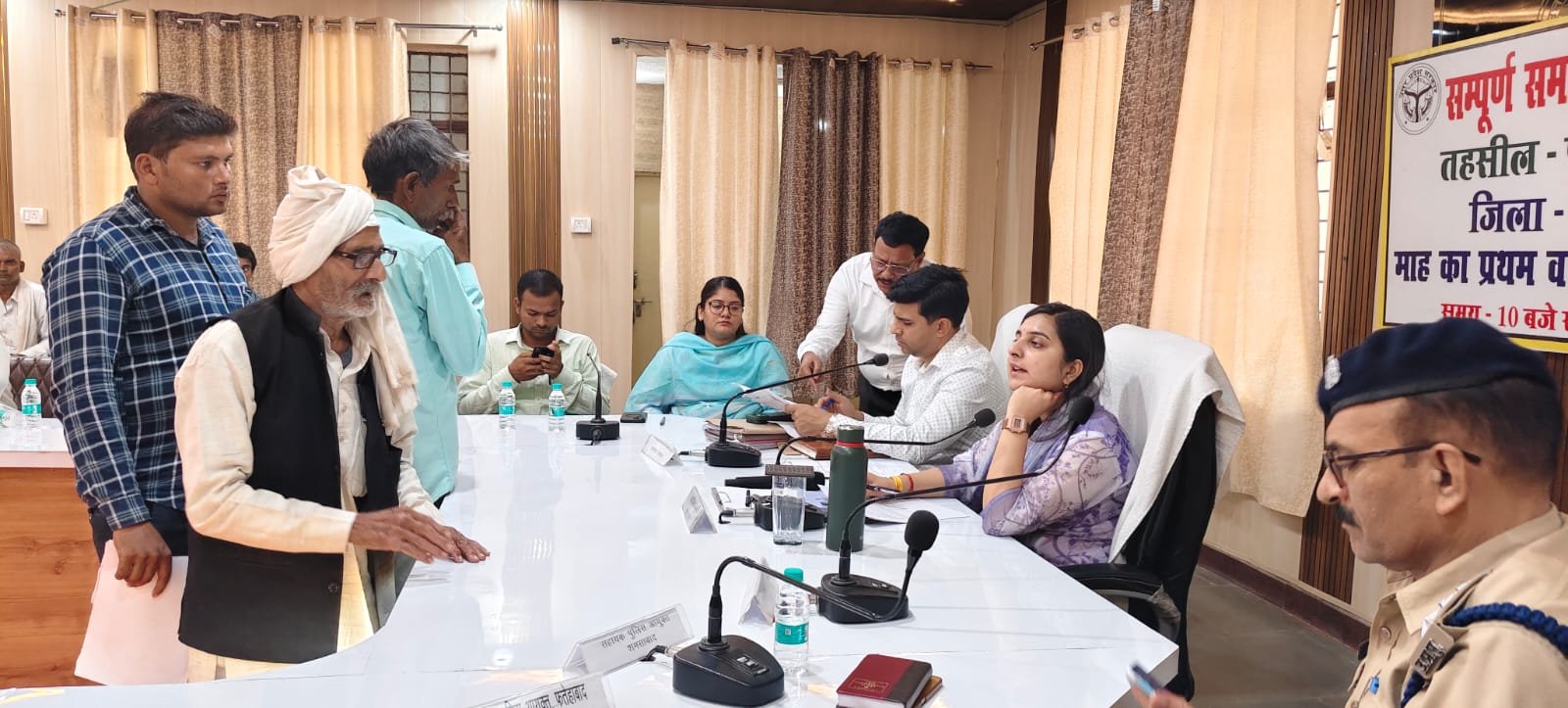 फतेहाबाद तहसील में संपूर्ण समाधान दिवस के दौरान फरियादियों की शिकायतें सुनतीं एसडीएम स्वाति शर्मा।