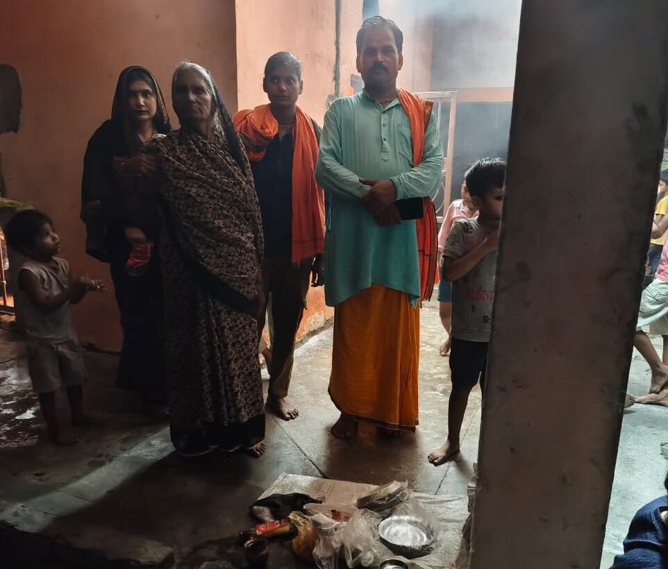 गायत्री मंदिर में श्रद्धालुओं को किया गया प्रसाद वितरण