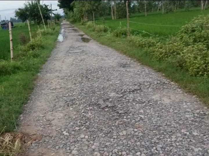 इटौरिया गांव का मुख्य मार्ग बदहाल, गहरे गड्ढों से ग्रामीण परेशान