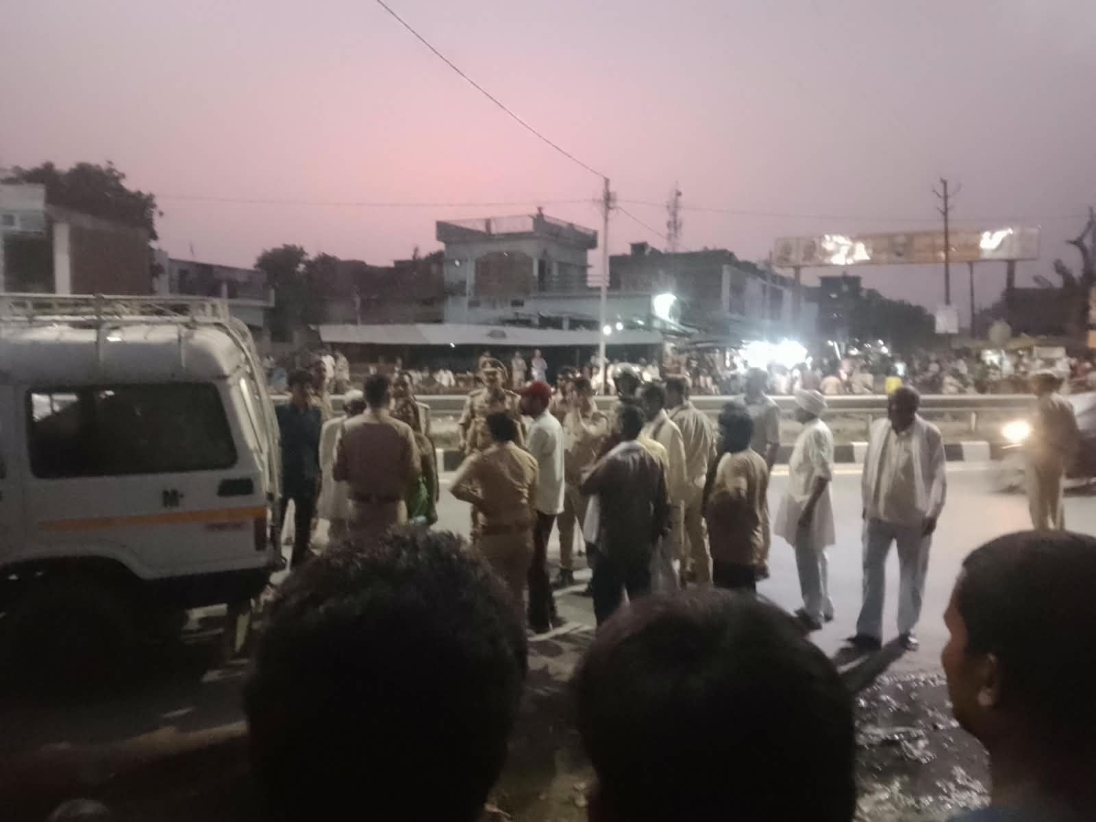 हाईवे पर युवक की मौत के बाद जुटे ग्रामीण और परिजन