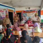 मिशन शक्ति टीम ने महिलाओं को साइबर अपराध से बचाव के प्रति किया जागरूक साइबर अपराध से बचाव की जानकारी देती मिशन शक्ति टीम