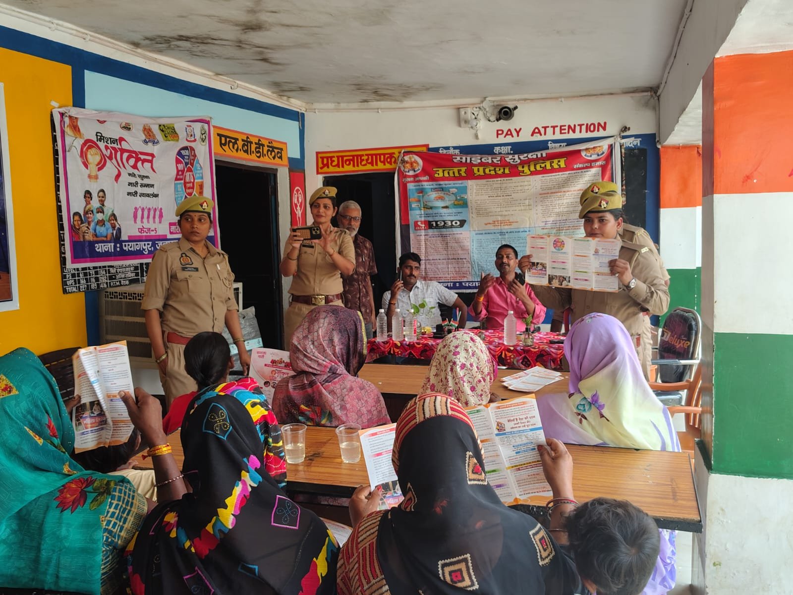 मिशन शक्ति टीम ने महिलाओं को साइबर अपराध से बचाव के प्रति किया जागरूक