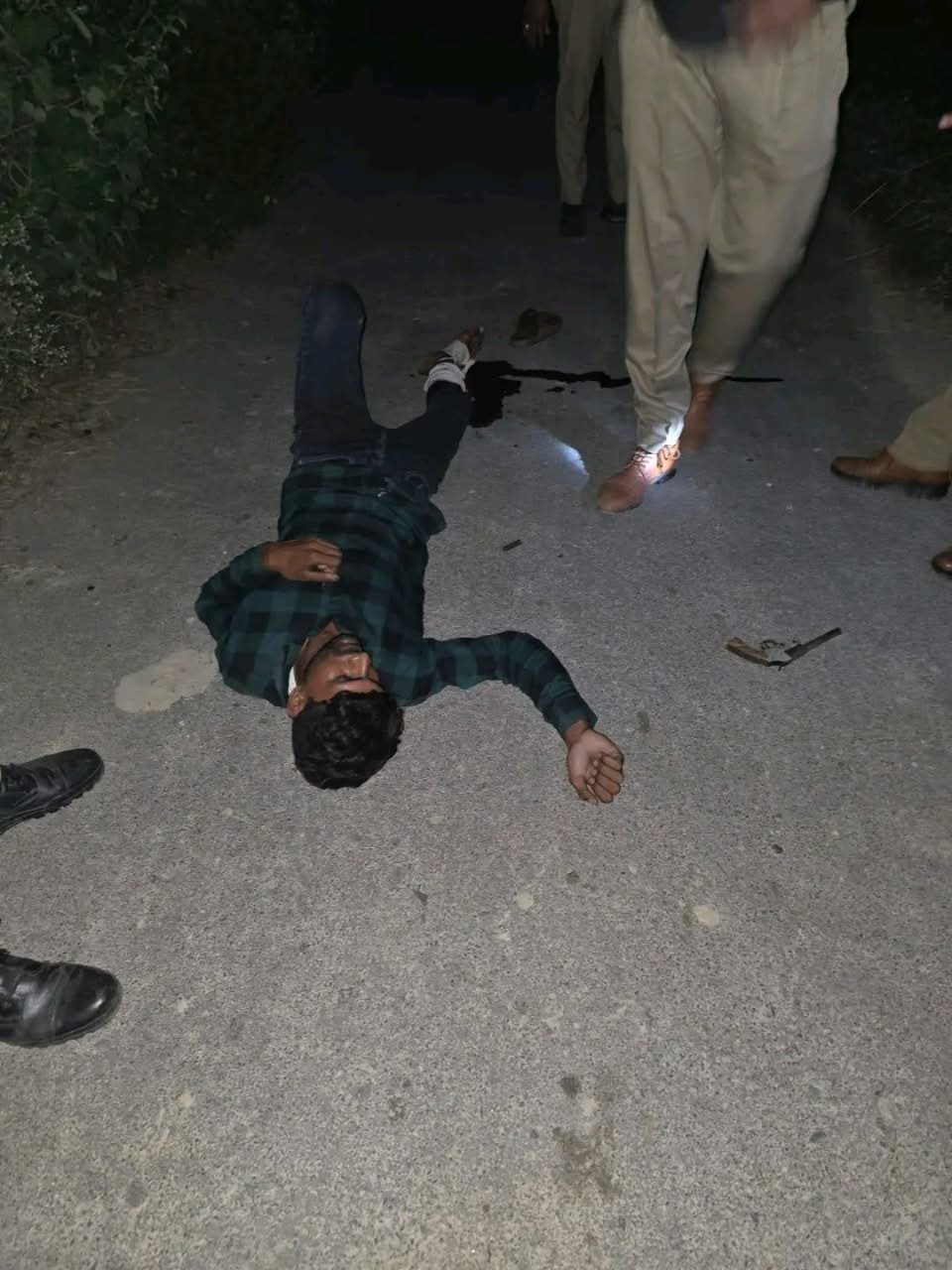 आजमगढ़ में बकरी चोरी गिरोह के सदस्य से मुठभेड़, पैर में गोली लगने पर गिरफ्तार