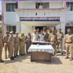 निबोहरा में युवती की हत्या के मामले में चार आरोपी गिरफ्तार, राइफल-कारतूस बरामद निबोहरा पुलिस द्वारा बरामद .315 बोर की राइफल और जिंदा कारतूस