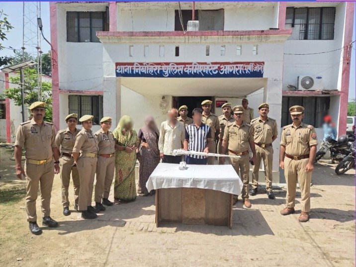 निबोहरा पुलिस द्वारा बरामद .315 बोर की राइफल और जिंदा कारतूस