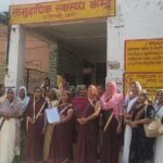 फतेहाबाद सीएचसी की आशा कार्यकर्ता अनिश्चितकालीन हड़ताल पर, 8 अक्टूबर को लखनऊ में प्रदर्शन सीएचसी अधीक्षक को ज्ञापन सौंपतीं फतेहाबाद की आशा कार्यकर्ता