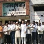 फतेहपुर सीकरी में 35 किसानों को सरसों बीज की मुफ्त मिनी किट वितरित बीज गोदाम पर किसानों के साथ मौजूद किसान नेता मोहन सिंह चाहर