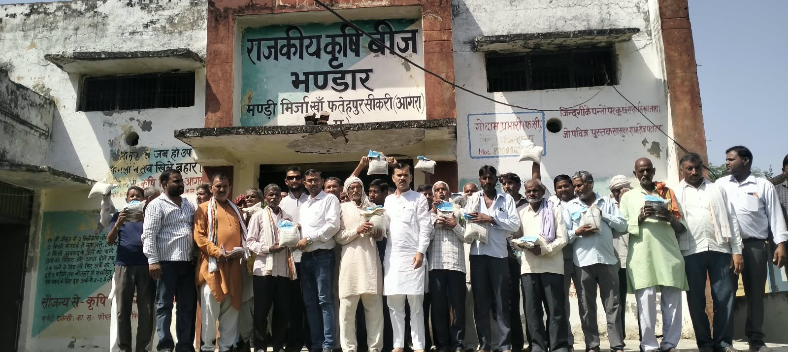 बीज गोदाम पर किसानों के साथ मौजूद किसान नेता मोहन सिंह चाहर