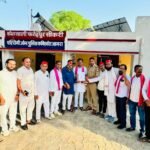 अखिलेश यादव की गिरफ्तारी के विरोध में सपा कार्यकर्ताओं का प्रदर्शन, फतेहपुर सीकरी थाने में दी सामूहिक गिरफ्तारी फतेहपुर सीकरी थाने के बाहर प्रदर्शन के बाद सपा कार्यकर्ताओं की मौजूदगी।