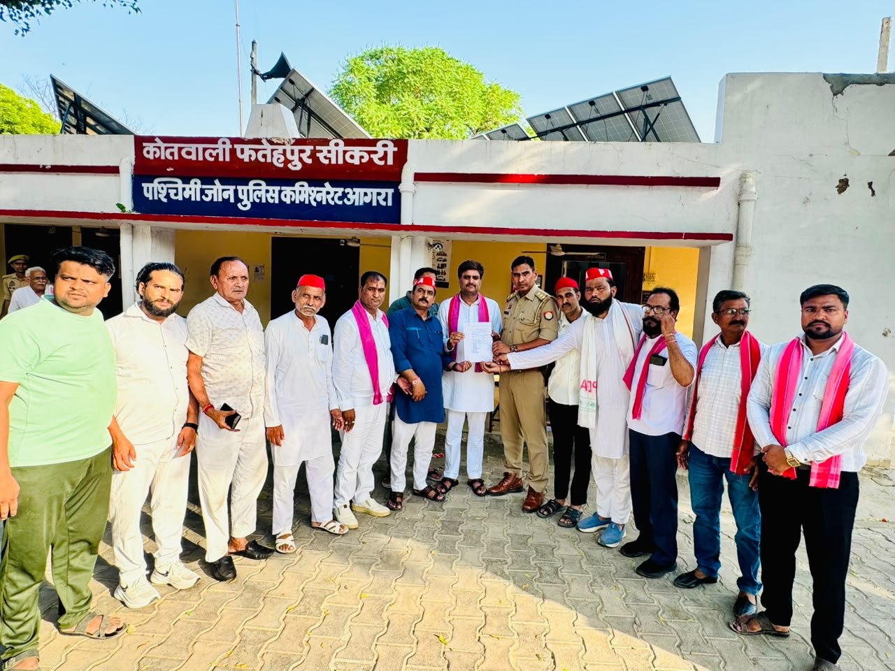 फतेहपुर सीकरी थाने के बाहर प्रदर्शन के बाद सपा कार्यकर्ताओं की मौजूदगी।