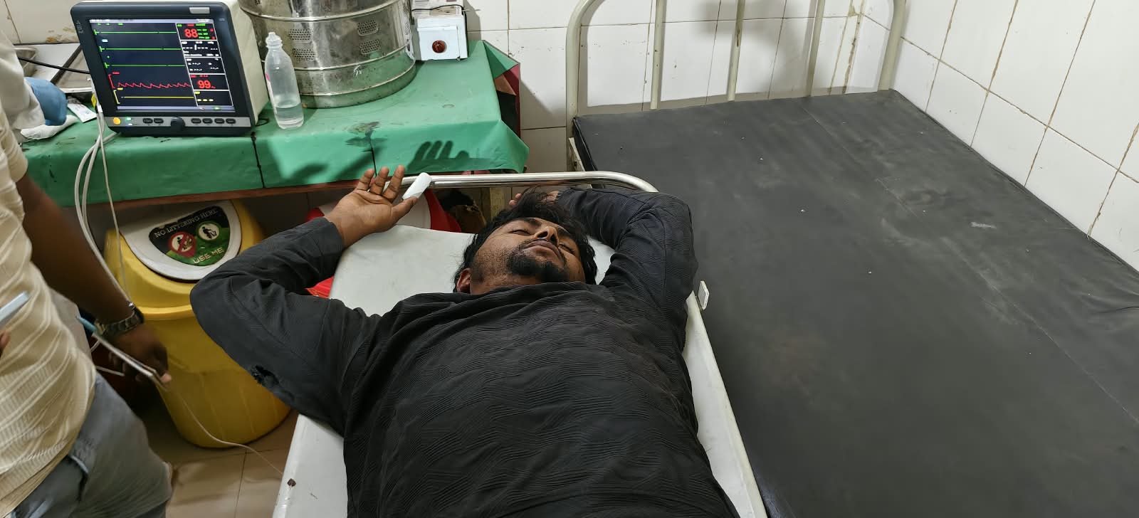 फतेहाबाद-फिरोजाबाद मार्ग पर बरी गांव के पास दो बाइकों की भिड़ंत के बाद सड़क पर क्षतिग्रस्त बाइक।