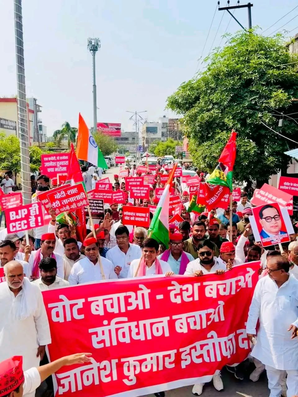 आजमगढ़ में सपा का ‘लोकतंत्र बचाओ-वोट बचाओ’ मार्च, उठी इस्तीफे की मांग