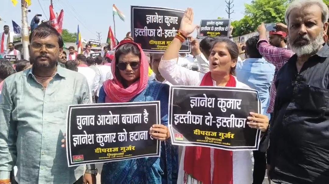 जालौन में ज्ञानेश कुमार के इस्तीफे की मांग पर सपा का प्रदर्शन