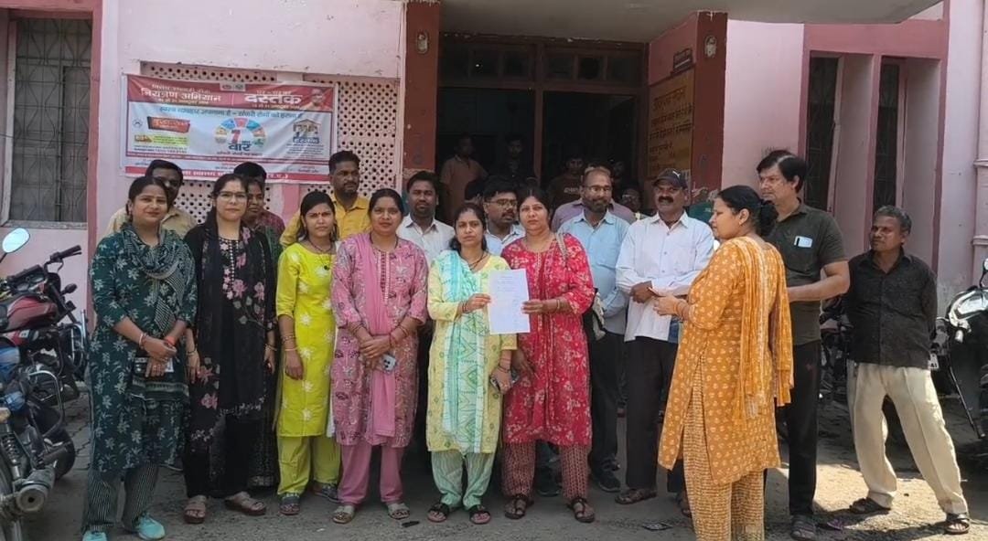 कोंच CHC में NHM कर्मियों का कार्य बहिष्कार, मांगों को लेकर सौंपा ज्ञापन
