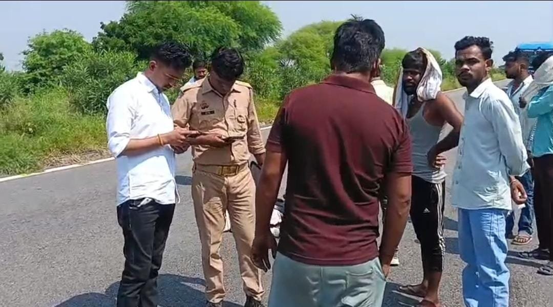 जालौन में बेकाबू ट्रक ने बाइक सवार को रौंदा, मौके पर मौत