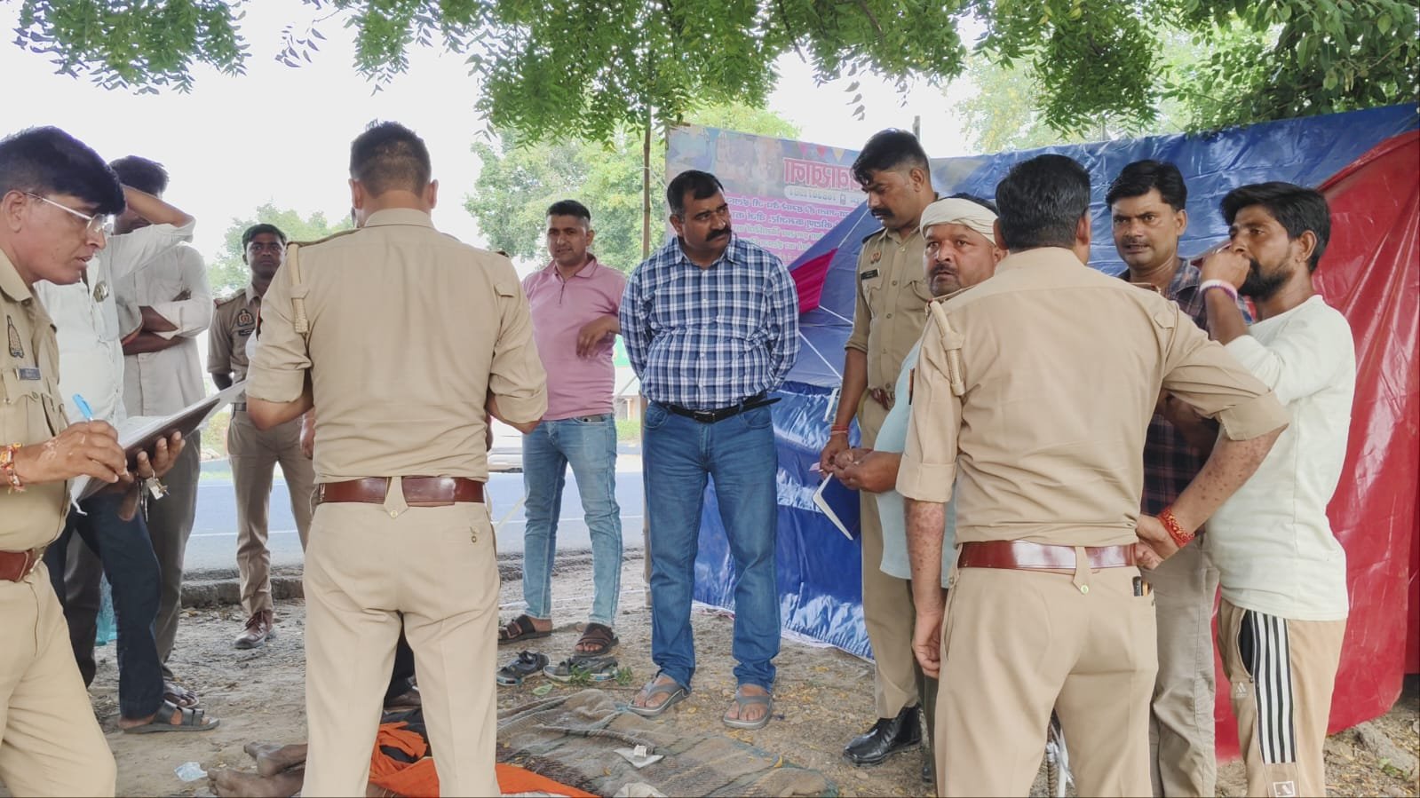 फतेहाबाद के बाबा की तिबारियां गांव के पास सड़क किनारे वृद्ध का शव मिलने के बाद मौके पर मौजूद पुलिस।